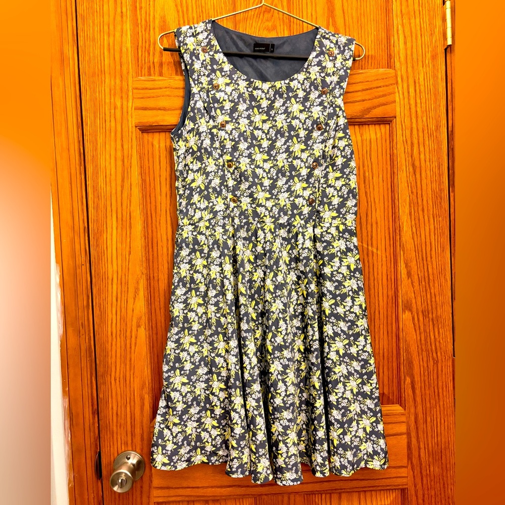 Vero Moda size 38/size 6. Very cool, light, comfortable yellow/grey floral dress